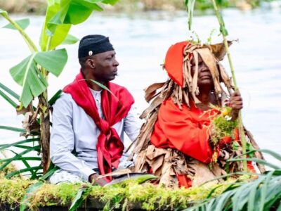 Le Dr Louis Dika Akwa, nouveau Roi des Bonambela, lors du rituel du Ngondo Jengu sur le Wouri, le 10 octobre 2026 à Douala