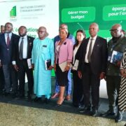 Lancement du SAFINUM 2026 au Cameroun, le Comité National Économique et Financier CNEF et ses partenaires posent devant les stands Gérer mon budget et Épargner pour l'avenir