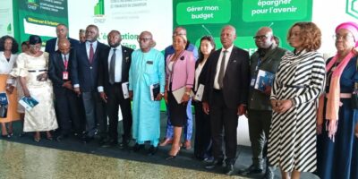 Lancement du SAFINUM 2026 au Cameroun, le Comité National Économique et Financier CNEF et ses partenaires posent devant les stands Gérer mon budget et Épargner pour l'avenir