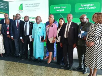 Lancement du SAFINUM 2026 au Cameroun, le Comité National Économique et Financier CNEF et ses partenaires posent devant les stands Gérer mon budget et Épargner pour l'avenir