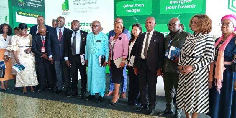 Lancement du SAFINUM 2026 au Cameroun, le Comité National Économique et Financier CNEF et ses partenaires posent devant les stands Gérer mon budget et Épargner pour l'avenir