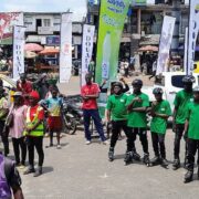 Caravane de la Semaine de la mobilité durable à Douala 5e arrondissement le 17 octobre 2026, avec démonstration de rollers pour la mobilité douce et agents de la police municipale