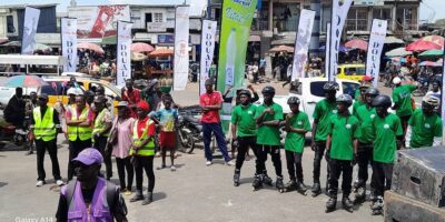 Caravane de la Semaine de la mobilité durable à Douala 5e arrondissement le 17 octobre 2026, avec démonstration de rollers pour la mobilité douce et agents de la police municipale