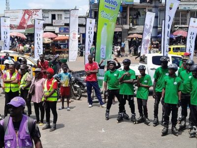 Caravane de la Semaine de la mobilité durable à Douala 5e arrondissement le 17 octobre 2026, avec démonstration de rollers pour la mobilité douce et agents de la police municipale