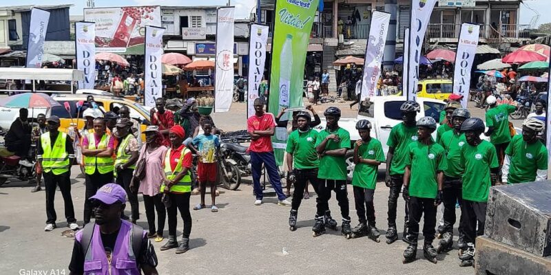 Caravane de la Semaine de la mobilité durable à Douala 5e arrondissement le 17 octobre 2026, avec démonstration de rollers pour la mobilité douce et agents de la police municipale