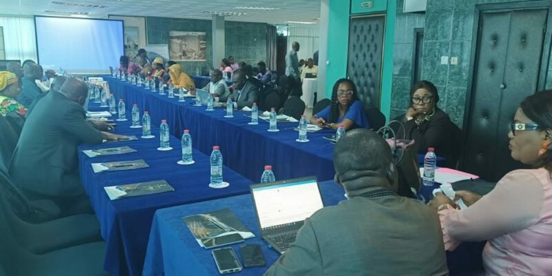 Participants à l'atelier de rédaction du document de stratégie contre la violence en milieu scolaire organisé par le Minedub avec l'appui de l'UNICEF et du GPE le 19 octobre 2026 à Douala