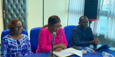 Mme Ayukegba Evelyne, Directrice des sports et de la santé scolaires au MINEDUB, représentant le Ministre de l'Éducation de Base lors de l'atelier stratégique sur la lutte contre les violences en milieu scolaire tenu à Douala du 19 au 21 octobre 2026 avec l'UNICEF et le Partenariat Mondial pour l'Éducation