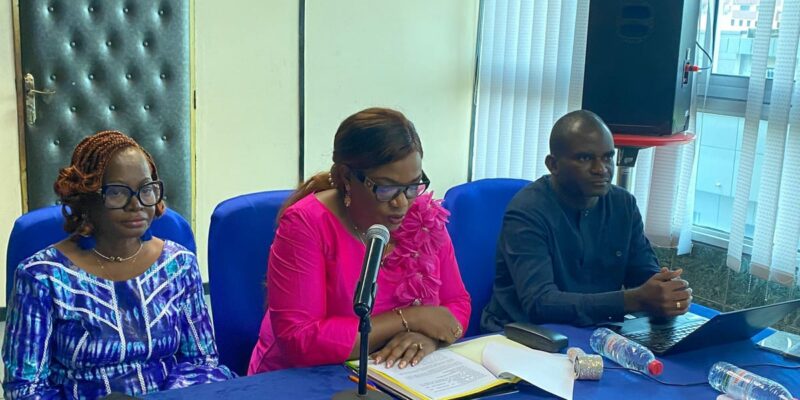 Mme Ayukegba Evelyne, Directrice des sports et de la santé scolaires au MINEDUB, représentant le Ministre de l'Éducation de Base lors de l'atelier stratégique sur la lutte contre les violences en milieu scolaire tenu à Douala du 19 au 21 octobre 2026 avec l'UNICEF et le Partenariat Mondial pour l'Éducation
